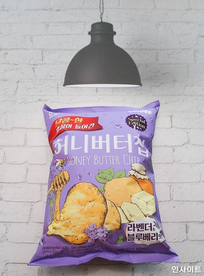 薰衣草藍莓蜂蜜奶油洋芋片韓國奇異新產品，內含薰衣草香料，薯片袋子在現代白磚背景下，光是包裝已吸引眼球。